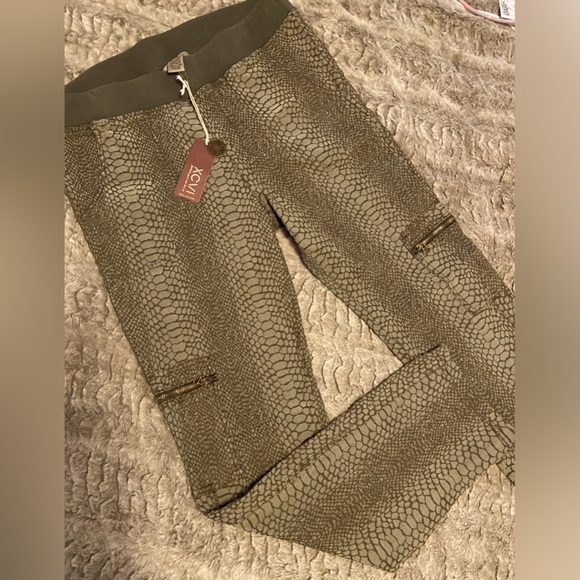 **NEW** XCVI Python Print Cargo Style Leggings - Picture 3 of 15